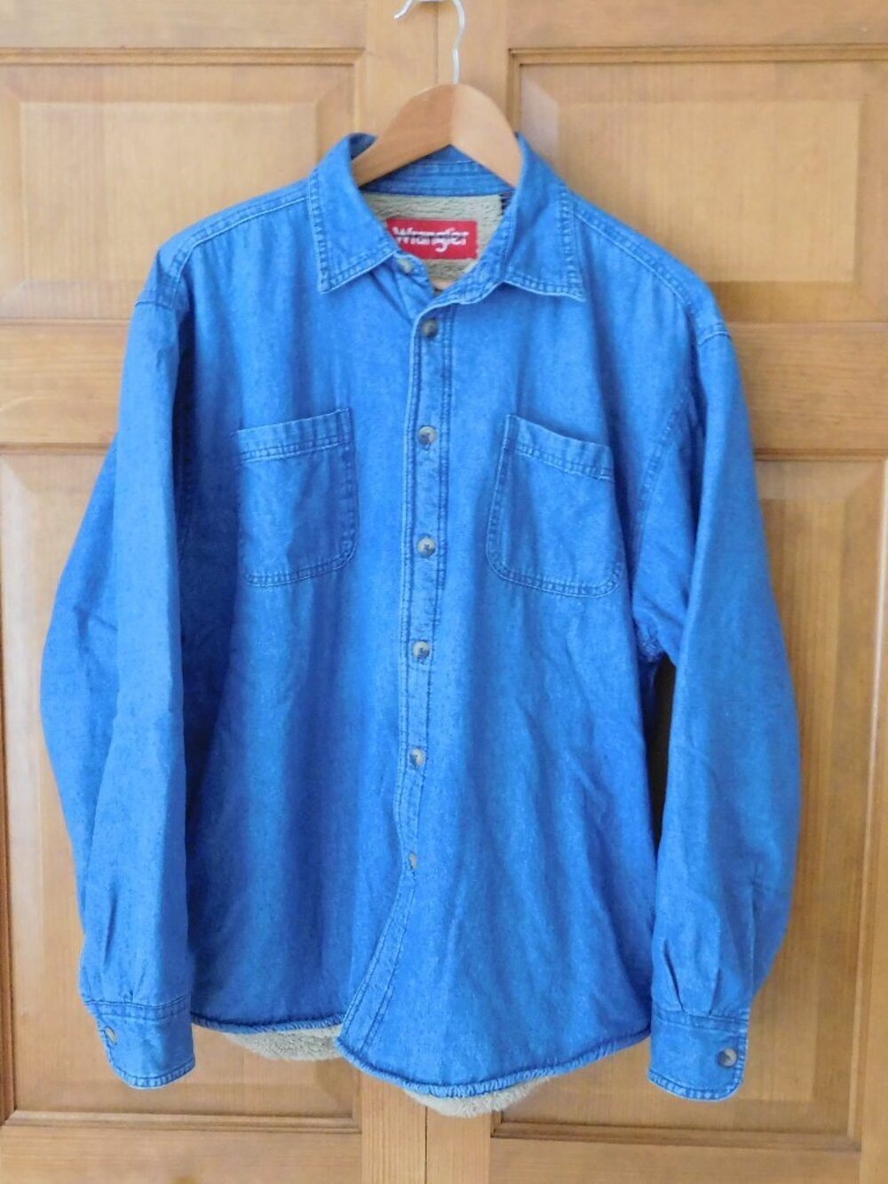 Wrangler Men's Size XL blue denim fleece lined shirt with size pockets
